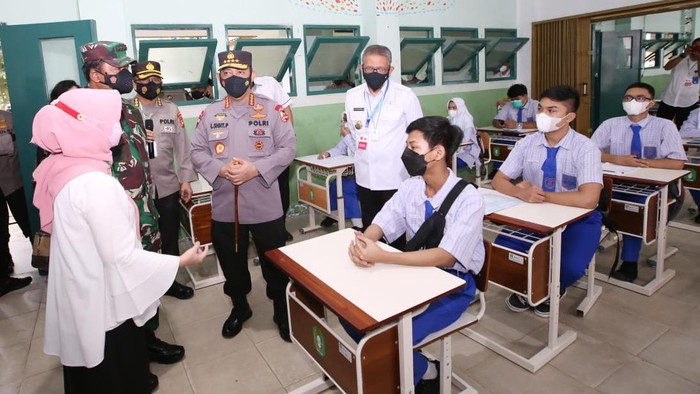 Kapolri meninjau serbuan vaksinasi di wilayah Kalbar