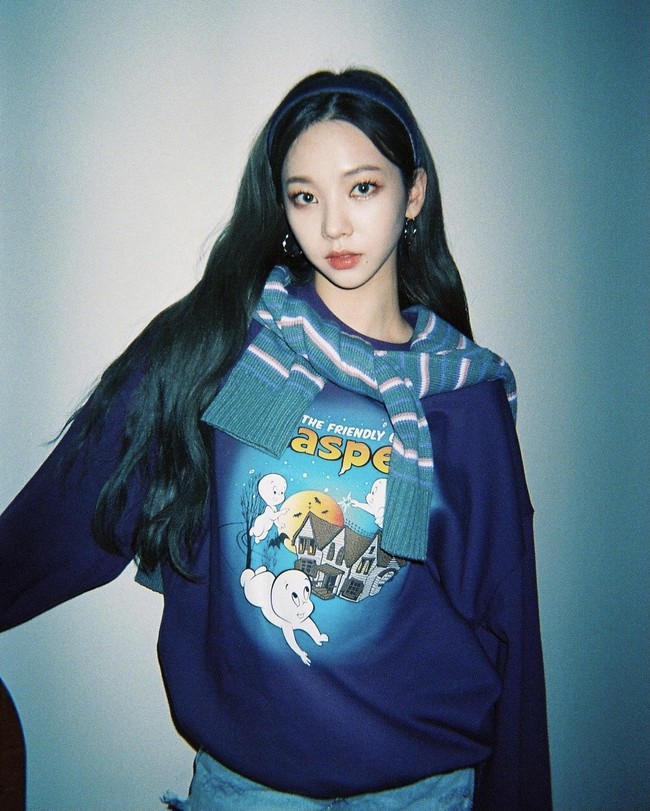 Wallpaper Hyunjin memperlihatkan sketsa pasangan berciuman yang digambarnya setelah menonton drama Korea. Hal itu sontak membantah spekulasi penggemar perihal kabar pacarannya dengan Karina aespa. Foto: dok. Instagram aespa_official