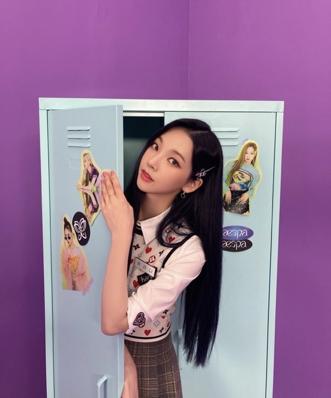 Netizen Korea menduga keduanya berpacaran atau Hyunjin Stray Kids merupakan penggemar Karina aespa. Pasalnya, keduanya sama-sama menggunakan emoji hati biru di belakang nama akun Bubble. Foto: dok. Instagram aespa_official