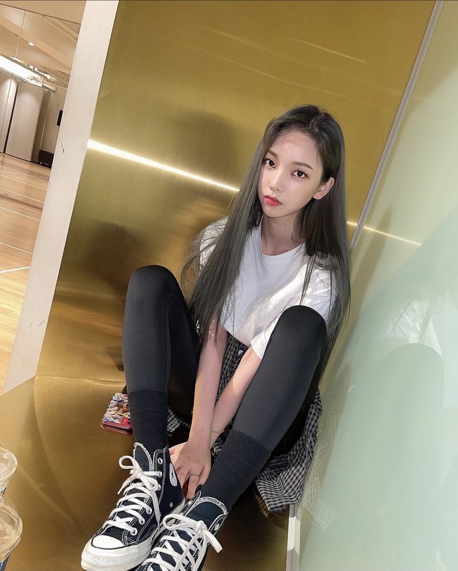 Karina lahir dengan nama Yu Ji Min pada 11 April 2000. Setelah menjalani masa trainee selama empat tahun, ia memulai debut sebagai leader, main dancer, lead rapper, sub vokalis, dan face of the group aespa. Foto: dok. Instagram aespa_official