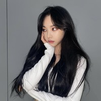 Karina aespa tengah menjadi perbincangan hangat di tengah penggemar. Seorang netizen Korea menduga foto selfie Karina aespa digunakan sebagai wallpaper oleh Hyunjin Stray Kids. Foto: dok. Instagram aespa_official