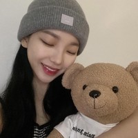 Dalam forum komunitas, sang netizen membagikan tangkapan layar dari video Stray Kids yang memperlihatkan wallpaper Hyunjin dengan samar. Orang dalam foto tersebut disebut-sebut Karina aespa. Foto: dok. Instagram aespa_official