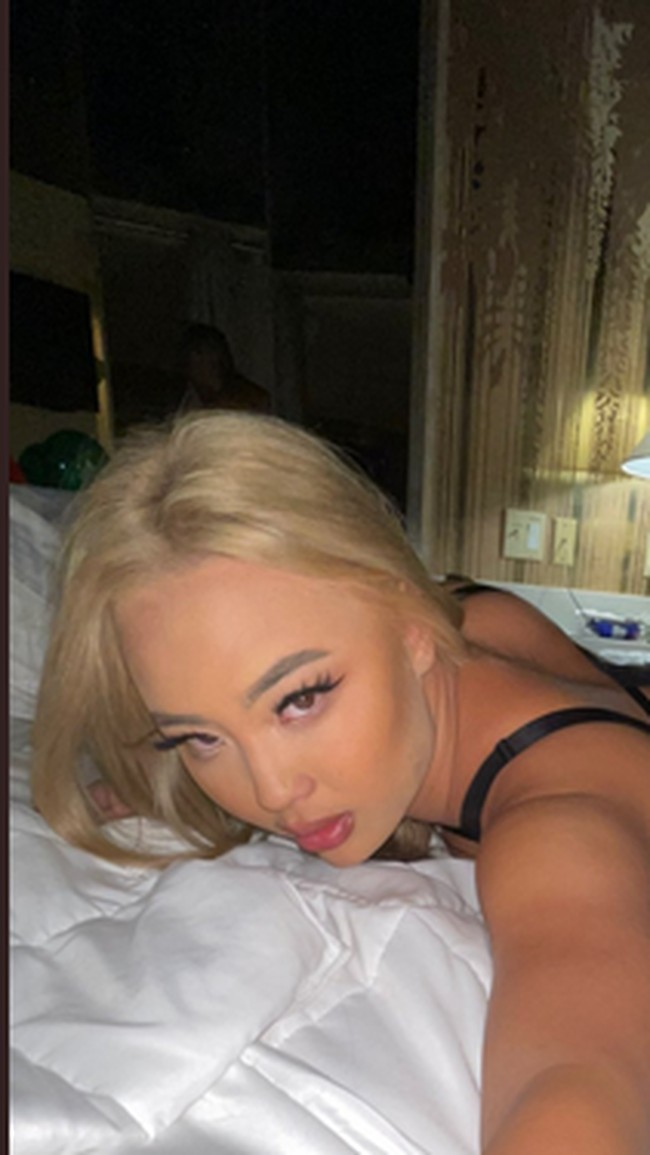 Kazumi dikenal sebagai bintang sosial media yang kerap mengunggah foto-foto seksi. Kazumi pun memiliki akun OnlyFans dengan menjual konten-konten seksi di sana.Foto: dok. Instagram/@kazumisworld