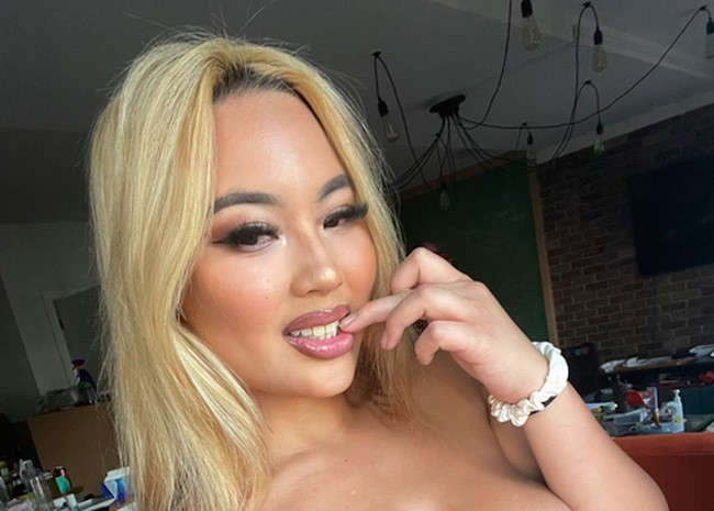 Kazumi mengatakan bahwa dia berkencan dengan seorang pria dan dibawa ke sebuah restoran yang tampaknya sudah disewa. Tidak disangka, di resto tersebut ternyata tengah mengadakan pesta seks. Foto: dok. Instagram/@kazumisworld