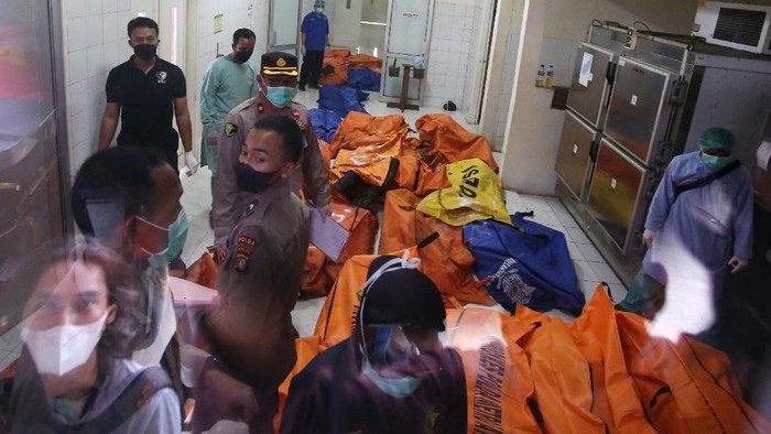Petugas DOKPOL Mabes Polri melakukan identifiksi jenazah korban kebakaran lapas sebelum dibawa ke RS Kramat Jati di RSUD Kabupaten Tangerang, Tangerang, Banten, Rabu (8/9/2021). Sebanyak 41 warga binaan tewas akibat kebakaran yang membakar Blok C 2 Lapas Dewasa Tangerang Klas 1 A pada pukul 01.45 WIB Rabu dini hari. ANTARA FOTO/Muhammad Iqbal/aww.