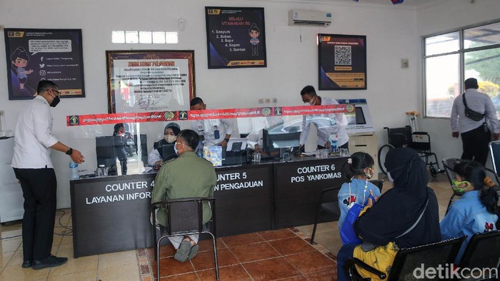 Ditjen Pemasyarakatan membuka crisis centre terkait kebakaran di Lapas Tangerang. Keluarga korban pun berdatangan mencari tahu nasib kerabat mereka.