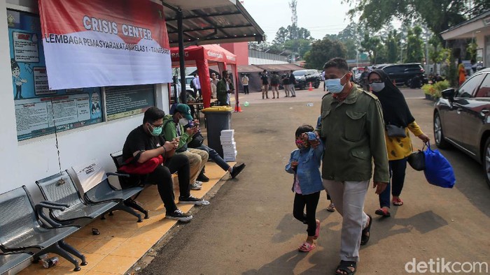 Keluarga Korban Kebakaran Lapas Tangerang Datangi Crisis Centre Ditjen Pemasyarakatan membuka crisis centre terkait kebakaran di Lapas Tangerang. Keluarga korban pun berdatangan mencari tahu nasib kerabat mereka.