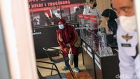 Seorang warga tampak mencari tahu nasib kerabatnya di crisis centre yang berada di halaman Lapas Tangerang.