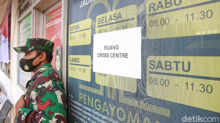 Keluarga Korban Kebakaran Lapas Tangerang Datangi Crisis Centre Ditjen Pemasyarakatan membuka crisis centre terkait kebakaran di Lapas Tangerang. Keluarga korban pun berdatangan mencari tahu nasib kerabat mereka.