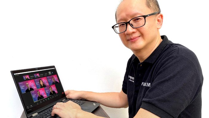 Kenalkan Solusi Digital untuk Pelanggan Direktur PT Astra Graphia Tbk King Iriawan Sutanto, didampingi jajaran manajemen, berbicara kepada wartawan melalui layanan zoom saat memperkenalkan tiga solusi digital iCare, iSense, dan Online Support Assistance (OSA) untuk seluruh pelanggan Astragraphia di Indonesia, di Jakarta, Senin (6/9/2021). iCare merupakan aplikasi mobile untuk pelanggan menyampaikan permintaan layanan dengan lebih cepat. iSense merupakan aplikasi disajikan dengan dashboard yang membantu mencatat status mesin, bahan pakai, dan meter mesin (penggunaan klik/cetak) secara otomatis.