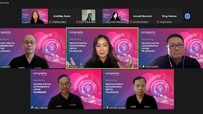 Kenalkan Solusi Digital untuk Pelanggan Direktur PT Astra Graphia Tbk King Iriawan Sutanto, didampingi jajaran manajemen, berbicara kepada wartawan melalui layanan zoom saat memperkenalkan tiga solusi digital iCare, iSense, dan Online Support Assistance (OSA) untuk seluruh pelanggan Astragraphia di Indonesia, di Jakarta, Senin (6/9/2021). iCare merupakan aplikasi mobile untuk pelanggan menyampaikan permintaan layanan dengan lebih cepat. iSense merupakan aplikasi disajikan dengan dashboard yang membantu mencatat status mesin, bahan pakai, dan meter mesin (penggunaan klik/cetak) secara otomatis.