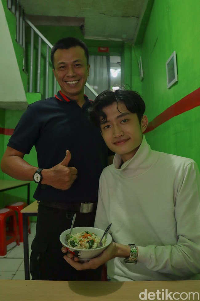 Daffa mengatakan dia mau diajak berbisnis bakso oleh Diska karena ingin mengisi waktu luang. Saat itu dia menunggu masuk masa perkuliahan dan bingung ketika di rumah saja. Setelah saya cobain baksonya dan enak. Di situlah saya belajar membuat bakso, kita buka 21 Juli 2021. Saya menyajikan dan bikin baksonya juga, kata Daffa ketika dihubungi Wolipop lewat telepon, Rabu (8/9/2021). Foto: Dok. pribadi Diska.