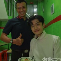 Daffa mengatakan dia mau diajak berbisnis bakso oleh Diska karena ingin mengisi waktu luang. Saat itu dia menunggu masuk masa perkuliahan dan bingung ketika di rumah saja. Setelah saya cobain baksonya dan enak. Di situlah saya belajar membuat bakso, kita buka 21 Juli 2021. Saya menyajikan dan bikin baksonya juga, kata Daffa ketika dihubungi Wolipop lewat telepon, Rabu (8/9/2021). Foto: Dok. pribadi Diska.