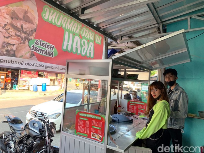 Mahasiswa Universitas Jendral Ahmad Yani (Unjani) jurusan teknik kimia ini tak merasa jdirinya mirip dengan artis Korea. Meski demikian Daffa mengaku dia sudah sejak zaman SMP disebut mirip pria Korea. Setelah viral, Daffa mengaku mendapatkan tawaran untuk menjadi model dan iklan. Ada beberpa yang aku ambil alhamdulillah. Dan orang-orang semakin ada yang ngeh kayak ngeliatin gitu, jelasnya. Foto: Dok. pribadi Diska.