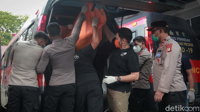 Korban Kebakaran Lapas Tangerang Dibawa ke RS Polri Korban kebakaran Lapas Tangerang dibawa ke RS Polri, Jakarta Timur. Hal ini dilakukan untuk dilakukan forensik.