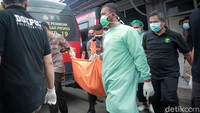 Petugas membawa jenazah korban kebakaran Lapas Tangerang ke dalam mobil jenazah di RSU Kabupaten Tangerang, Rabu (8/9/2021) untuk dibawa ke RS Polri.