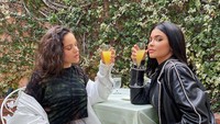 Bersama seorang teman, Kylie membagikan fotonnya saat sedang menikmati segelas minuman beralkohol. Foto: Instagram @kyliejenner