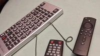 Remote TV, remote TV kabel, remote speaker jangan sampai terpisah, coba pakai carai ini. Foto: Dok. Brightside