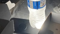 Butuh cahaya lebih saat kemping? Lampu blitz dari hape taruh di bawah botol minuman, hasilnya begini. Foto: Dok. Brightside