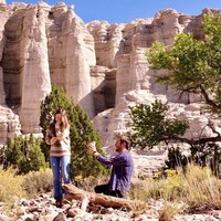 Melihat kembali foto kebersamaan dan pertunangan mereka, pasangan ini tampaknya menyukai suasana alam sehingga memilih melangsungkan pernikahan di area pemandian air panas. Foto: Instagram @lilycollins
