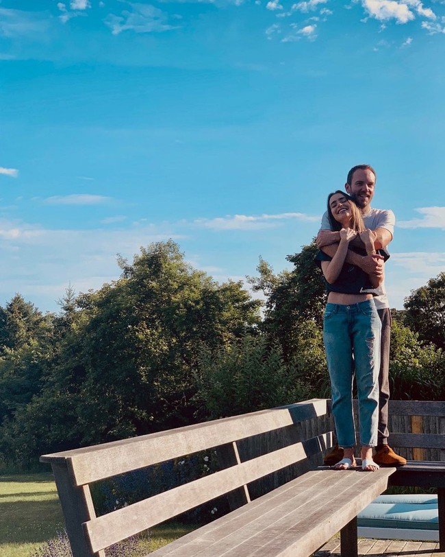 Seperti gaun pengantin, pernikahan mereka semakin terlihat seperti negeri dongeng karena lokasinya. Lily Collins dan Charlie meresmikan hubungan mereka di wilayah pemandian air panas Dunton. Dilaporkan jika mereka menyewa sebuah resort terpencil dengan 12 kabin mewah dan kamar mandi berlimpah air segar dari pegunungan. Foto: Instagram @lilycollins