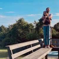 Seperti gaun pengantin, pernikahan mereka semakin terlihat seperti negeri dongeng karena lokasinya. Lily Collins dan Charlie meresmikan hubungan mereka di wilayah pemandian air panas Dunton. Dilaporkan jika mereka menyewa sebuah resort terpencil dengan 12 kabin mewah dan kamar mandi berlimpah air segar dari pegunungan. Foto: Instagram @lilycollins