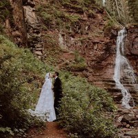 Kami telah memulai negeri dongeng, sekarang ini adalah kenyataanku selamanya. Aku tidak akan pernah bisa mendeskripsikan secara baik seperti apa akhir pekan lalu tapi (menyebutnya) magis adalah tempat untuk memulainya, kata pemain serial Emily in Paris ini. Foto: Instagram @lilycollins