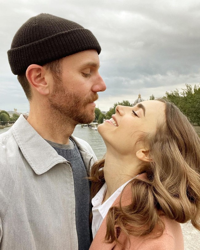 Lily Collins baru saja mengumumkan kabar bahagia bahwa ia sudah menikah dengan Charlie McDowell. Pasangan aktris dan sutradara itu pun membagi momen bahagia mereka di Instagram. Dari foto-foto yang diunggah, pernikahan mereka terlihat bak negeri dongeng terlebih dengan gaun unik dan lokasi pernikahan. Foto: Instagram @lilycollins