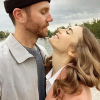 Lily Collins baru saja mengumumkan kabar bahagia bahwa ia sudah menikah dengan Charlie McDowell. Pasangan aktris dan sutradara itu pun membagi momen bahagia mereka di Instagram. Dari foto-foto yang diunggah, pernikahan mereka terlihat bak negeri dongeng terlebih dengan gaun unik dan lokasi pernikahan. Foto: Instagram @lilycollins