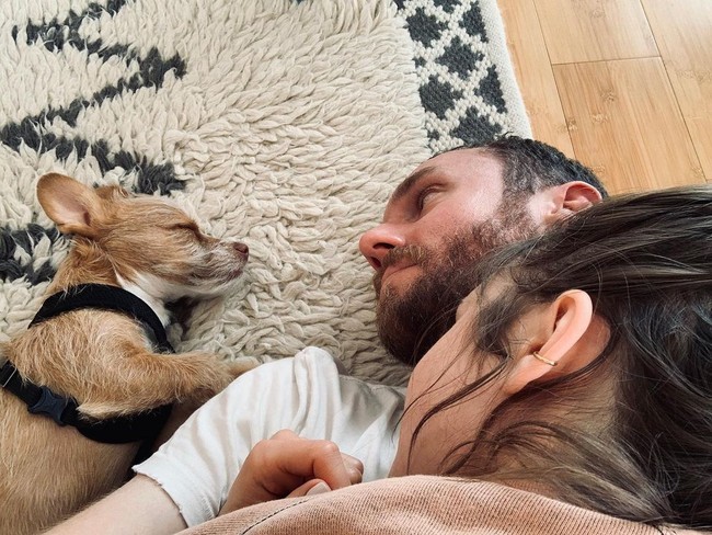 Sebelum menikahi anak musisi Phil Collins ini, Charlie yang berprofesi sebagai sutradara dikabarkan pernah memiliki hubungan spesial dengan sejumlah aktris Hollywood. Mantan kekasih pria 36 tahun itu di antaranya Hilary Duff, Rooney Mara dan Emilia Clarke. Foto: Instagram @lilycollins