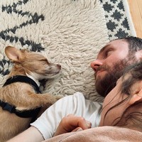 Sebelum menikahi anak musisi Phil Collins ini, Charlie yang berprofesi sebagai sutradara dikabarkan pernah memiliki hubungan spesial dengan sejumlah aktris Hollywood. Mantan kekasih pria 36 tahun itu di antaranya Hilary Duff, Rooney Mara dan Emilia Clarke. Foto: Instagram @lilycollins