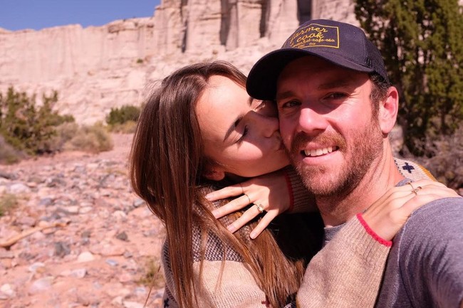 Aku tidak pernah ingin menjadi milik seseorang lebih dari yang aku rasakan padamu dan sekarang aku menjadi istrimu. Pada 4 September 2021 kami resmi menjadi selamanya untuk satu sama lain. Aku sangat mencintaimu, ungkap Collins dalam postingannya foto pernikahannya di Instagram. Foto: Instagram @lilycollins