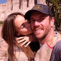 Aku tidak pernah ingin menjadi milik seseorang lebih dari yang aku rasakan padamu dan sekarang aku menjadi istrimu. Pada 4 September 2021 kami resmi menjadi selamanya untuk satu sama lain. Aku sangat mencintaimu, ungkap Collins dalam postingannya foto pernikahannya di Instagram. Foto: Instagram @lilycollins