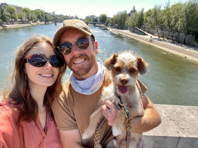 Sebelumnya Lily Collins mengumumkan pertunangan mereka pada akhir September lalu lewat sebuah unggahan di Instagram pada 25 September. Hubungan asmara antara Charlie dan Lily sudah terjalin sejak sekitar dua tahun. Foto: Instagram @lilycollins