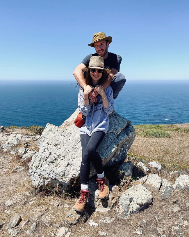 Wanita 32 tahun ini pertama kali mengonfirmasi mereka berpacaran lewat Instagram pada Agustus 2019 saat sutradara The One I Love itu menyusulnya ke Paris di sela syuting Emily in Paris. Foto: Instagram @lilycollins