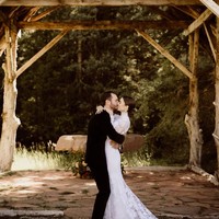 Lily Collins mengenakan baju pengantin keluaran Ralph Lauren saat dipersunting Charlie McDowell. Pada perayaan cinta mereka yang tampaknya digelar outdoor, Lily terlihat menawan dengan gaun putih lengan panjang bermaterial renda. Potongan A-line busana dan tatanan rambut klasik membuatnya tampak elegan. Foto: Instagram @lilycollins