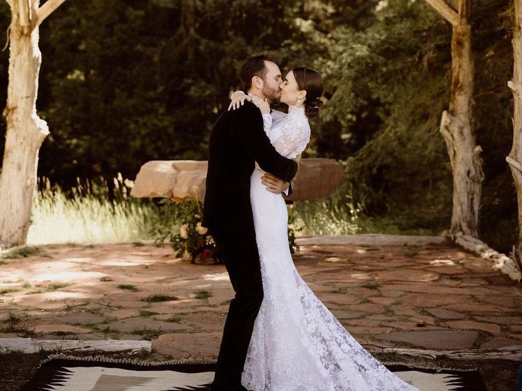 Potret Pernikahan Lily Collins dan Charlie McDowell