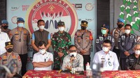 Mahfud MD memberikan keterangan usai melakukan pengecekan Lapas Tangerang yang terbakar.