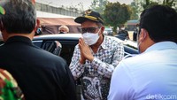 Terlihat saat Mahfud MD tiba di Lapas Kelas I Tangerang. Mahfud didampingi oleh beberapa staf Kemenko Polhukam.
