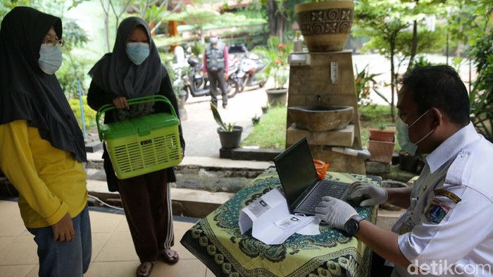 Sejumlah warga ramai-ramai datangi SMK 48, Jakarta Timur, sembari membawa hewan peliharaan. Mereka datang ke sana agar hewan peliharaannya dapat disterilisasi.