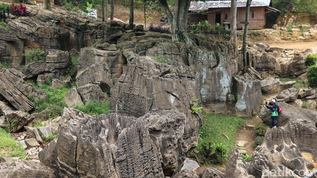 Ingin aktifitas luar ruangan? Coba tracking menuju Gua Garunggang. Gua ini berada di Sentul, Bogor.