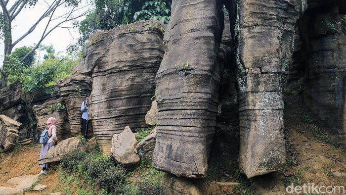 Menapaki Kaki ke Gua Garunggang Ingin aktifitas luar ruangan? Coba tracking menuju Gua Garunggang. Gua ini berada di Sentul, Bogor.