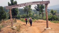 Gua Garunggang bisa ditempuh dengan berjalan kaki sekitar 1,5-2 jam dari lokasi parkir kendaraan.
