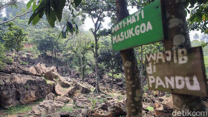 Menapaki Kaki ke Gua Garunggang Ingin aktifitas luar ruangan? Coba tracking menuju Gua Garunggang. Gua ini berada di Sentul, Bogor.