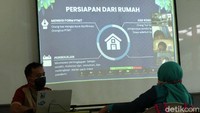 Karena masih ada orang tua siswa yang belum memberikan izin untuk anaknya mengikuti PTMT, rata-rata per kelas hanya diikuti 3-5 murid.