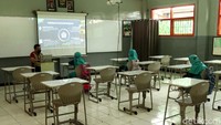 Para siswa yang tidak mengikuti PTMT tetap dapat mengikuti kegiatan belajar melalui daring (online).