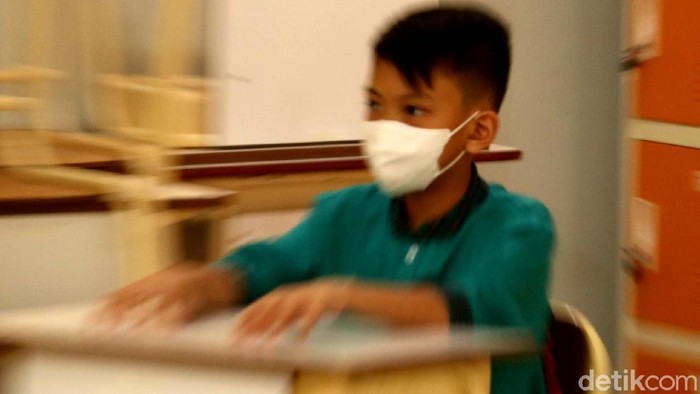 Menengok Hari Pertama Pembelajaran Tatap Muka di Kota Bandung Sejumlah sekolah di Kota Bandung mulai gelar pembelajaran tatap muka (PTM) secara terbatas hari ini. PTM itu digelar dengan terapkan protokol kesehatan.