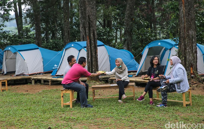 Hutan Hujan Sentul menjadi alternatif warga untuk mengisi akhir pekan. Anda akan diajak trekking dengan pemandangan hamparan sawah dan hijaunya Hutan Pinus.