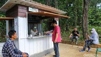 Anda juga bisa menyeruput kopi di kedai Bawah Pohon Kopi.
