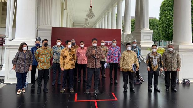 Menkoperek Airlangga Hartarto, Ketua Kadin Arsjad Rasjid dll di Istana Presiden, Jakarta. Ist